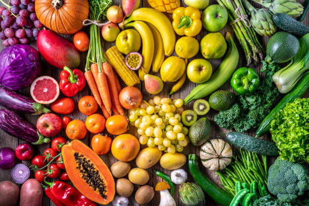 bunte gemüse und früchte veganes essen in regenbogenfarben - gemüse stock-fotos und bilder