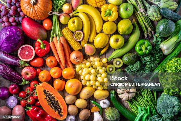 Kleurrijke Groenten En Vruchten Veganistisch Voedsel In Regenboogkleuren Stockfoto en meer beelden van Fruit