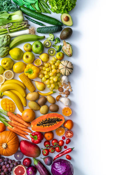 verdure colorate e frutta cibo vegano in colori arcobaleno isolati sul bianco - healthy eating multi colored orange above foto e immagini stock