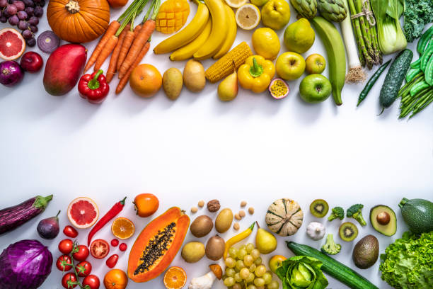 verduras y frutas coloridas comida vegana en colores arco iris aislados en blanco - vegies vegetable healthy eating isolated fotografías e imágenes de stock