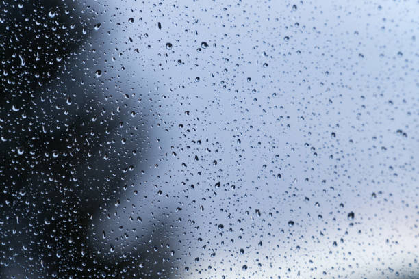 вода падает на оконное стекло после дождя. макро капли дождя как абстрактный фон с небольшой глубиной резкости. понятия дождливой погоды в � - focus on foreground full frame macro horizontal стоковые фото и изображения