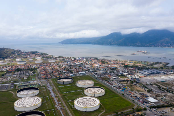 depósitos de combustible en sao sebastiao, sao paulo, brasil, visto desde arriba - architecture chemical plant diesel fuel and power generation fotografías e imágenes de stock