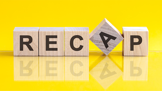recapar palabra está hecha de bloques de construcción de madera que se encuentran en la mesa amarilla photo