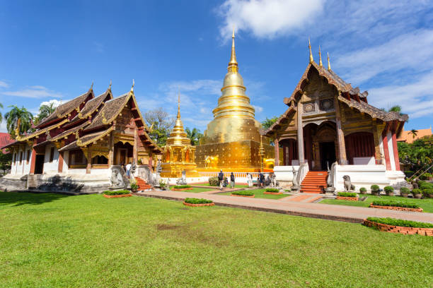 wat phra singh ist ein schöner alter tempel in chiang mai, provinz chiag mai, thailand - wat phra sing stock-fotos und bilder