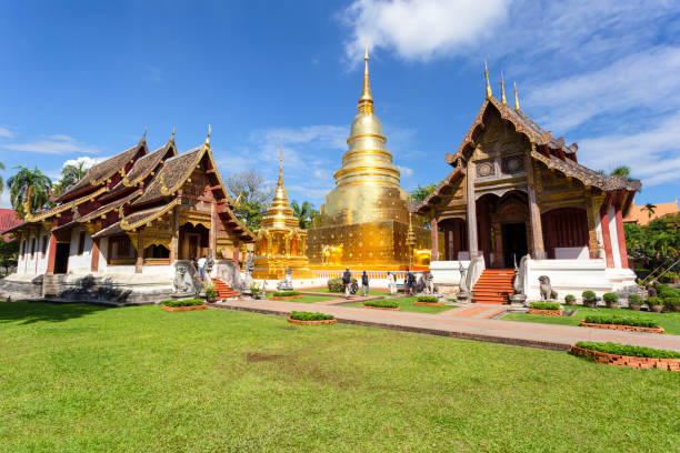 wat phra singh est un beau vieux temple à chiang mai, province de chiag mai, thaïlande - wat phra sing photos et images de collection