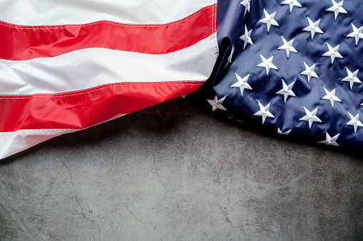 Día de los veteranos. Honrando a todos los que sirvieron. Bandera americana sobre fondo gris con espacio de copia. photo