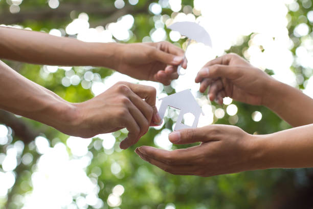 istock Giving a house insurance 1284739849
