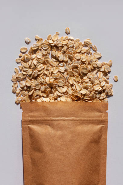 sacchetti di carta kraft marrone con vista dall'avena con sfondo bianco ombra dura. design della confezione di porridge di cereali di farina d'avena. - 5442 foto e immagini stock