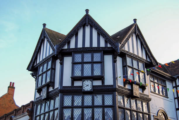 un vieux bâtiment en bois noir et blanc à ipswich, royaume-uni - tudor style house timber window photos et images de collection