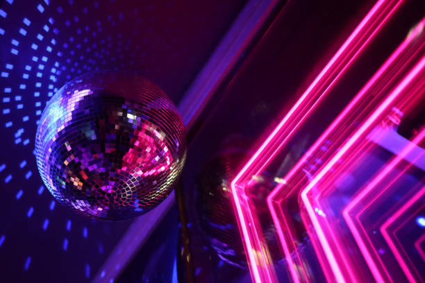 boule de disco - music retro revival blurred motion light photos et images de collection