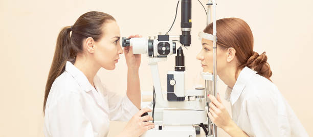 médico oftalmologista em laboratório de exames oftalmologistas com paciente do sexo feminino. diagnóstico médico de cuidados oculares. tratamento das pálpebras - patient senior adult optometrist eye exam - fotografias e filmes do acervo