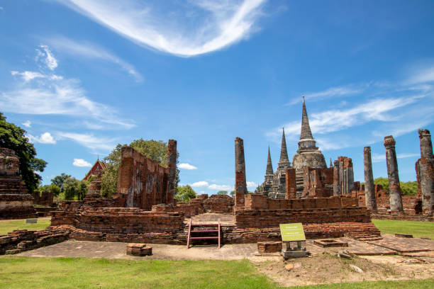 wat phra sri sanphet jest ważną i historyczną atrakcją w prowincji ayutthaya w tajlandii. - sanphet palace zdjęcia i obrazy z banku zdjęć