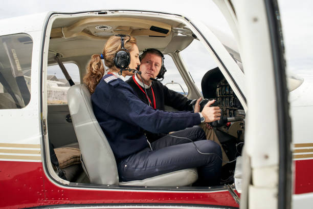 profesora instructora de vuelo con su estudiante - avión ultraligero fotografías e imágenes de stock