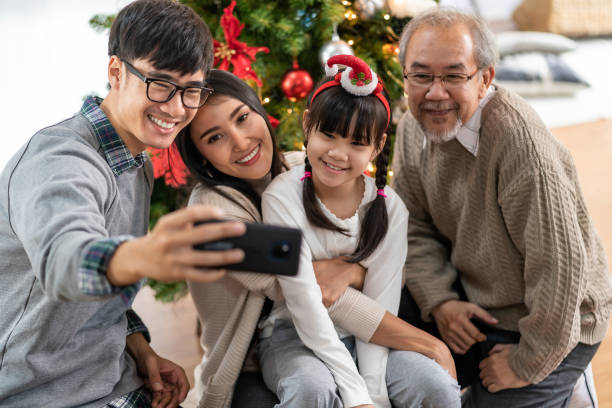 mehrgenerationen-familien-selfie mit weihnachtsbaum - christmas decoration photography themes christmas ornament stock-fotos und bilder