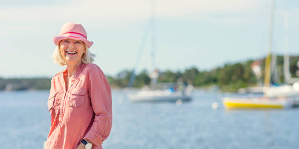 frau genießt einen urlaub am meer - stockholmer archipel stock-fotos und bilder