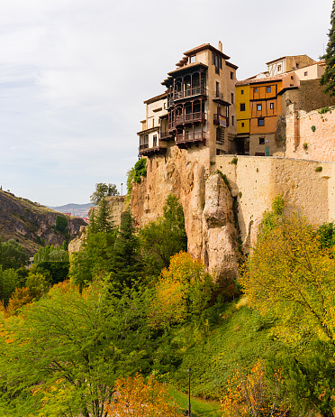 Casas colgadas en una colina durante un día de otoño en Cuenca, España photo