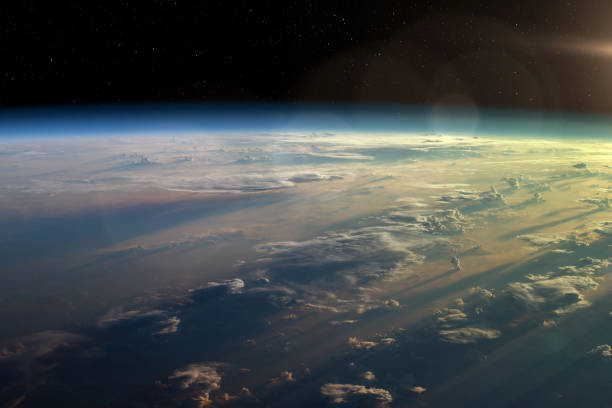 pianeta terra dallo spazio. l'atmosfera terrestre. - satellite view earth globe sunrise foto e immagini stock