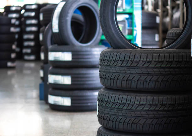 neumáticos de goma y ruedas en la tienda de negocios de garaje - neumático fotografías e imágenes de stock