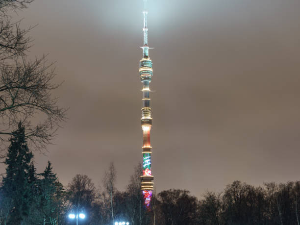 paysage urbain de moscou dans la nuit - television aerial flash photos et images de collection