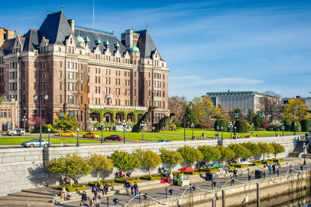 inner harbour causeway waterfront promenade victoria bc canada - empress hotel imagens e fotografias de stock