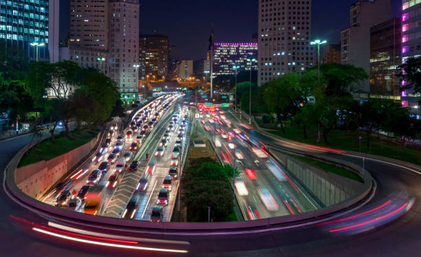 vista nocturna desde un puente en el centro de sao paulo - tráfico fotografías e imágenes de stock