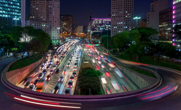 vista notturna da un ponte nel centro di san paolo - america latina foto e immagini stock