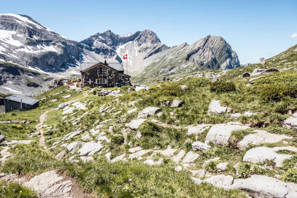 cabaña alpina en el camino del paso alpino. desde el lac de salanfe sobre el col de susanfe hasta barme, caminata en el cantón de valais, valais, suiza - shack european alps switzerland cabin fotografías e imágenes de stock