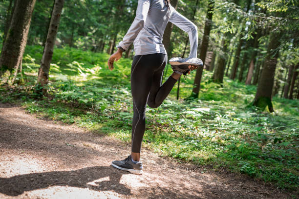 kvinna sträcker benet - runner holding legs bildbanksfoton och bilder