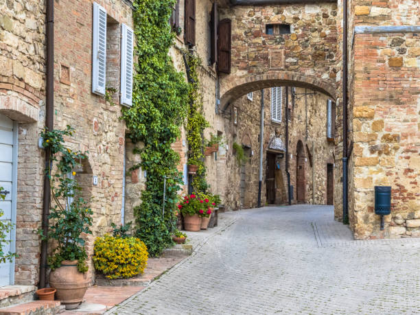 деревенская сцена в укрепленном городе мурло - tuscany abandoned стоковые фото и изображения