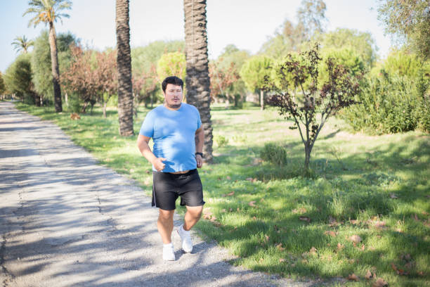 体重減少のために走っている太りすぎの男 - turkish culture audio ストックフォトと画像