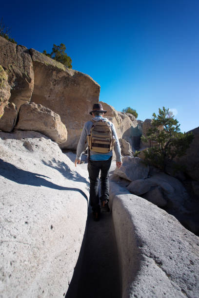 escursionista al tsankawi trail, bandelier national monument, nm - bandelier national monument foto e immagini stock