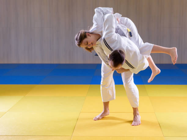 성인 남성 유도카 던지는 젊은 여성 유도 소녀 와 엉덩이 던져 - mixed martial arts combative sport jiu jitsu wrestling 뉴스 사진 이미지