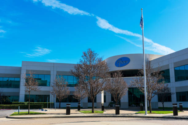 Pfizer logo on pharmaceutical corporation campus Pfizer pharmaceutical corporation campus exterior in Silicon Valley - South San Francisco, CA, USA - 2020 pfizer stock pictures, royalty-free photos & images