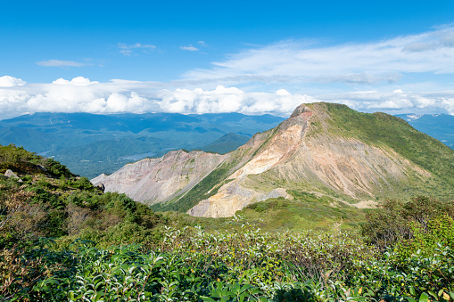 Mt. Hotaka is a mountain rich in nature. Although it is covered with snow in winter, you can see azaleas in spring and autumn leaves in autumn. There are a variety of mountain climbing courses that can be enjoyed by everyone from beginners to advanced climbers.