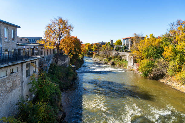 vista do grand river, centro fergus no condado de wellington, ontário, canadá - wellington ontario - fotografias e filmes do acervo