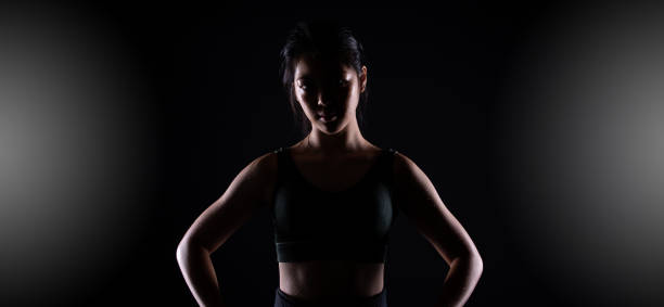 太極拳空手道青少年運動員踢沖黑色背景孤立 - do kwon 個照片及圖片檔