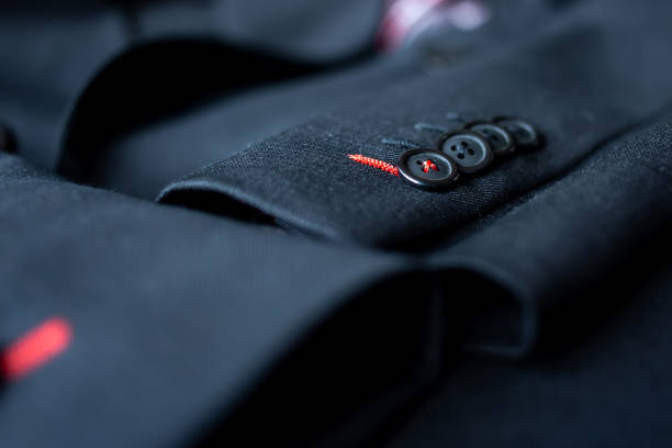 close-up dos botões pretos estão alinhados nas mangas do terno preto. - camisa com botões - fotografias e filmes do acervo