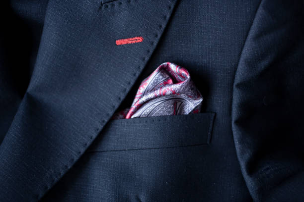 платок в черном кармане костюма. красиво одетые пабы в кармане халата. - pocket suit close up shirt стоковые фото и изображения