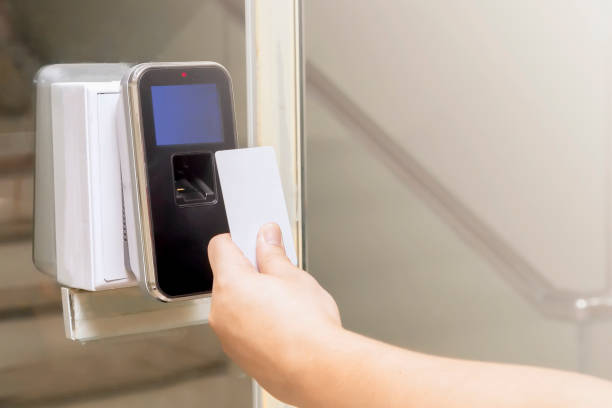 nahaufnahme der hand mit schlüsselkarte sind scannen für eingabe digitale sicherheitstür system im bürogebäude in bangkok, thailand. - closet hotel door contemporary stock-fotos und bilder