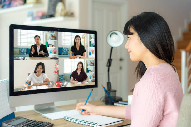 Asian business woman talking to her colleagues about plan in video conference. Multiethnic business team using computer for a online meeting in video call. Group of people smart working from home. una mujer de negocios asiática hablando con sus colegas sobre el plan en videoconferencia. equipo de negocios multiétnico que utiliza la computadora para una reunión en línea en videollamada. grupo de personas que trabajan inteligentemente desde casa.