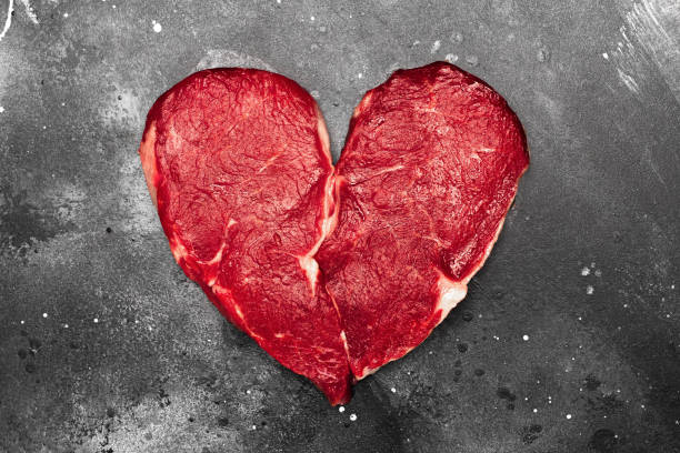 ハート形状 暗い背景に生の新鮮な肉ステーキ、トップビュー - meat beef love heart shape ストックフォトと画像