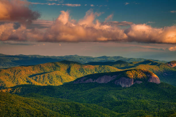 ルッキング・グラス・ロック・アット・夕暮れ - looking glass rock ストックフォトと画像