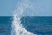 welle-des-meerwassers-bei-sonniger-tages