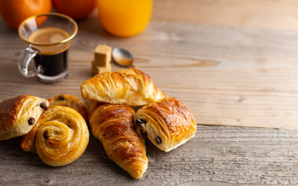 tavolo per la colazione. - cafe breakfast coffee croissant foto e immagini stock