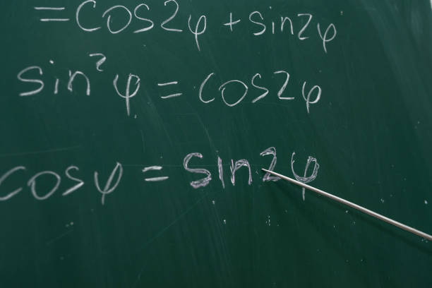 les formules mathématiques sont écrites sur le tableau noir - professor adult student chalk drawing formula photos et images de collection