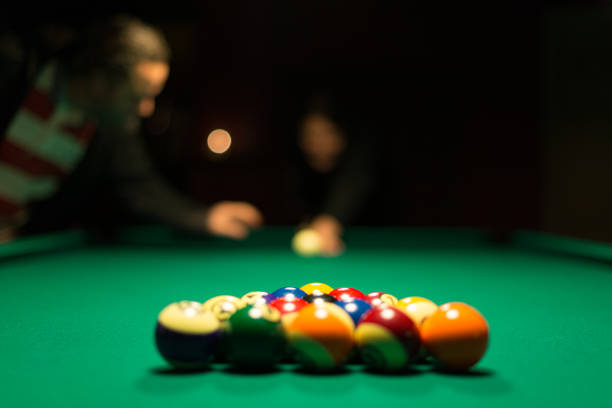 regały i gotowe kulki bilardowe.. - pool game snooker pub sport zdjęcia i obrazy z banku zdjęć