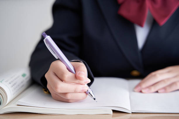 японские девочки средней школы, обучающиеся в классе - students exam results стоковые фото и изображения