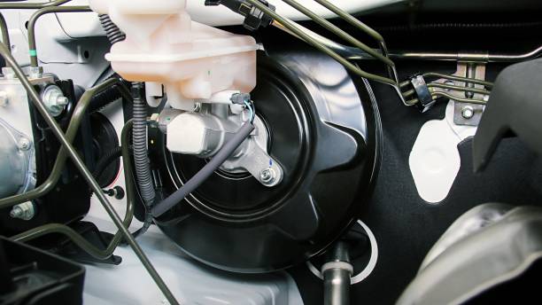 o propulsor de freio do carro é usar um vácuo para equilibrar a alta pressão fluida no sistema de frenagem de um veículo facilitando a frenagem eficaz. - energy booster - fotografias e filmes do acervo
