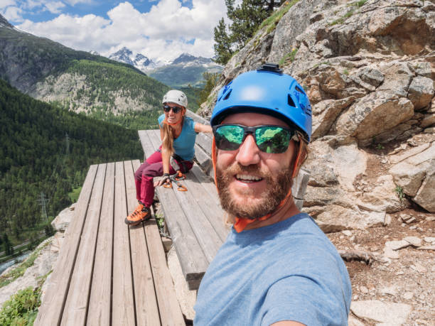 wspinacze robią selfie na ławce w połowie drogi, via ferrata latem - half way line zdjęcia i obrazy z banku zdjęć