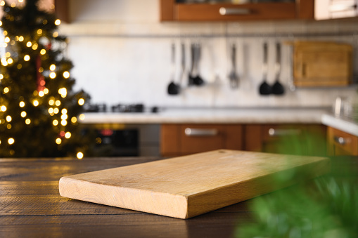 https://media.istockphoto.com/id/1284888550/photo/wooden-tabletop-with-cutting-board-and-blurred-modern-kitchen-with-christmas-tree.jpg?s=170667a&w=0&k=20&c=ja921ZzdaOaNKbtsuujlRK3eQWnTl_7D_A6rR71urN4=